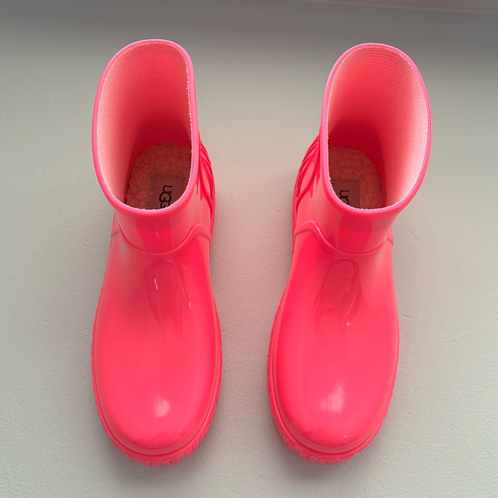 NEW! Ugg Rainboots size 9 Hot Pink